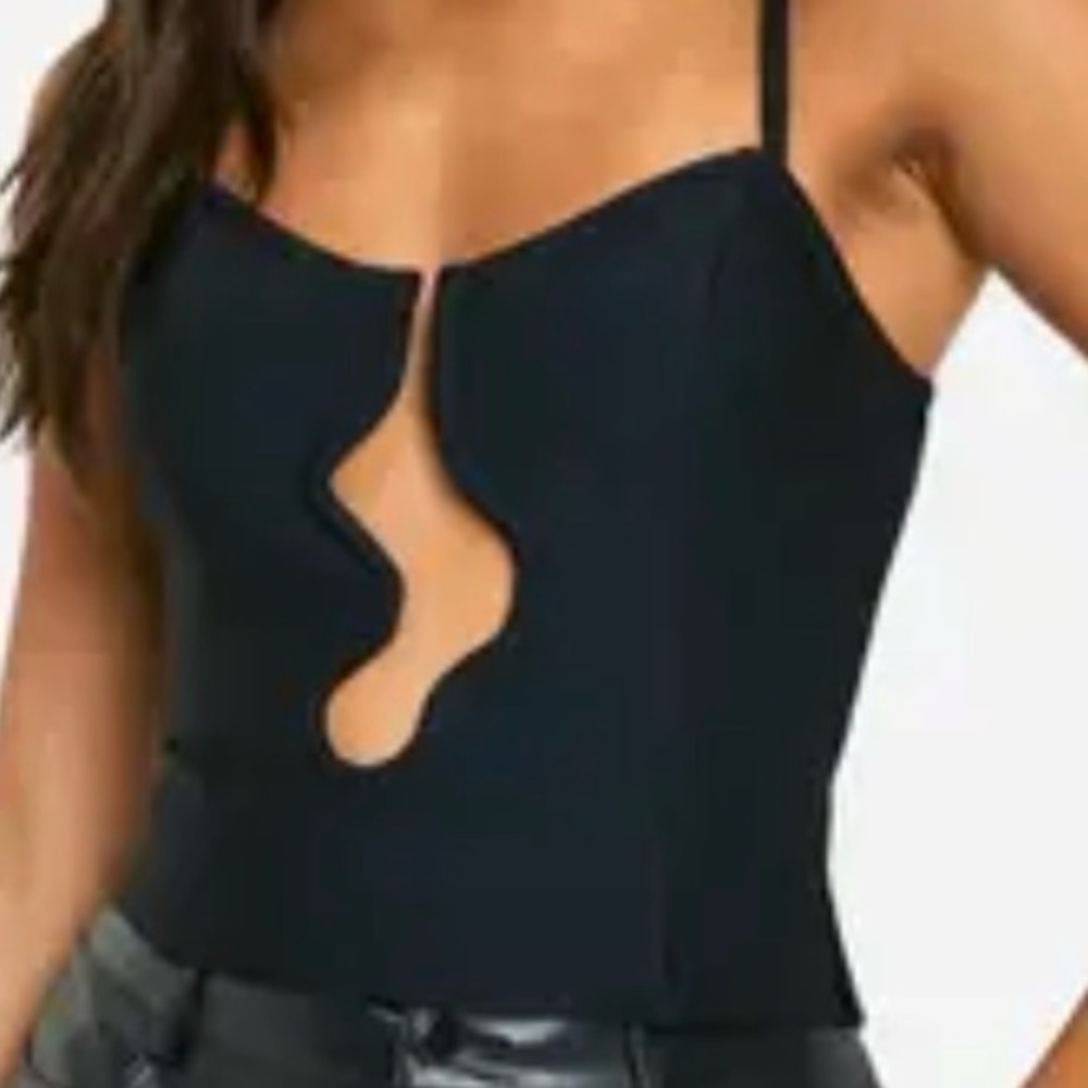 Boohoo Stylish Black Camisole with Unique Cut-Out